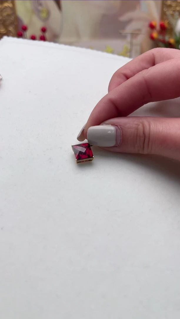 【闪购商品】石榴石吊坠(赠链)18K金镶嵌th4536