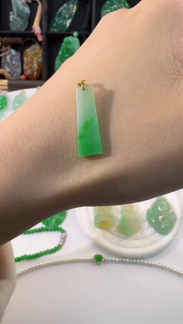 颈饰18K金镶嵌翡翠缅甸A货翡翠