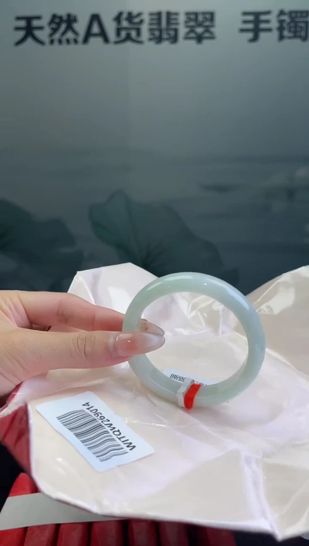翡翠手镯未镶嵌翡翠手镯