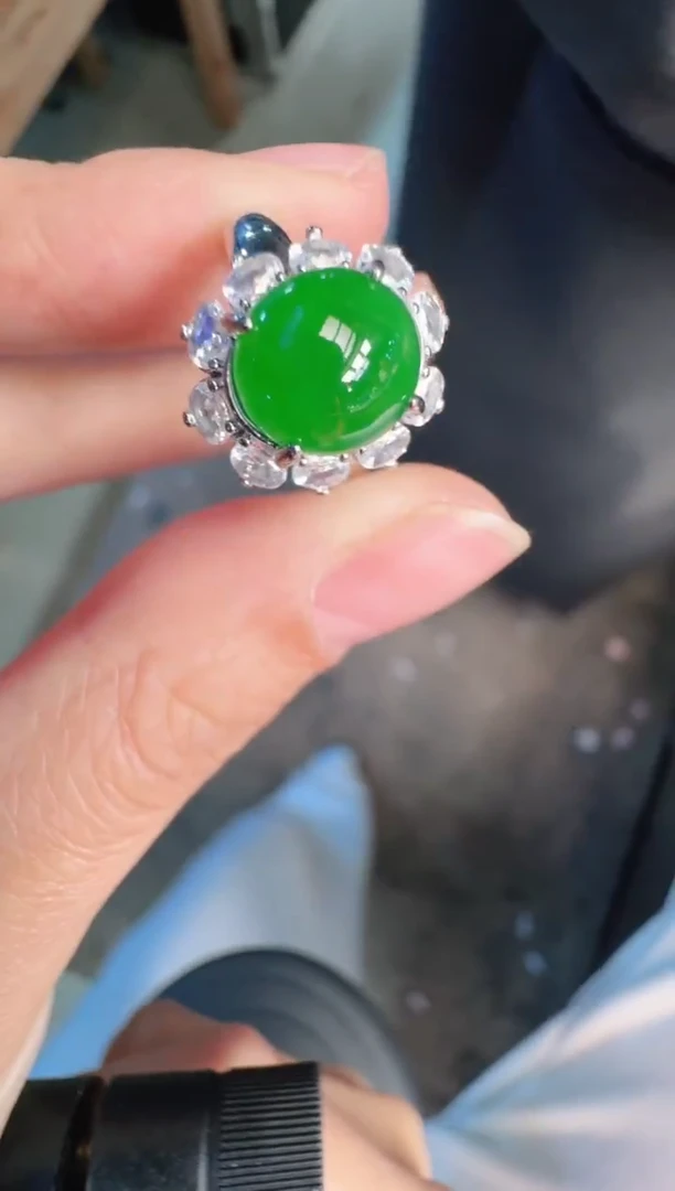 未镶嵌定制翡翠A货有轻微色差属于正常现象，戒指1