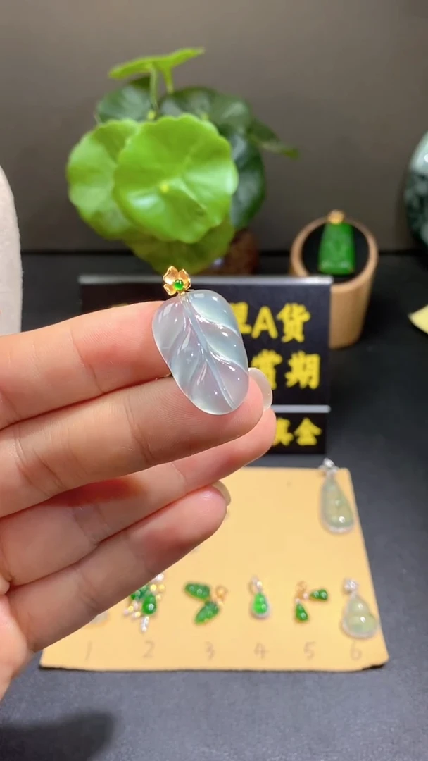 颈饰18K金镶嵌翡翠翡翠A货