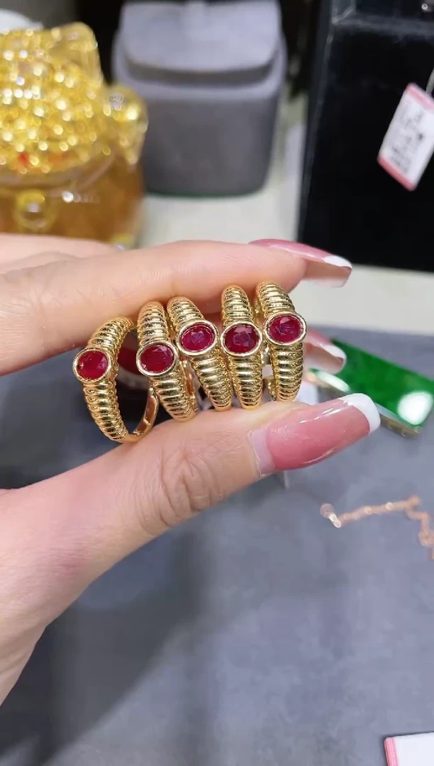 18K金镶嵌红宝石戒指 多样性发其一