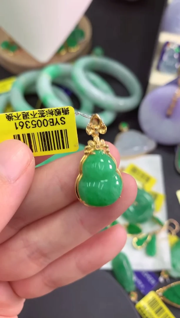 颈饰18K金镶嵌翡翠挂件