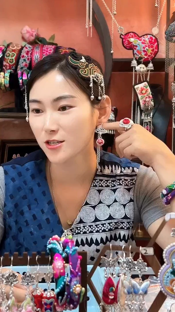 织绣云织谣民族风精美饰品   97