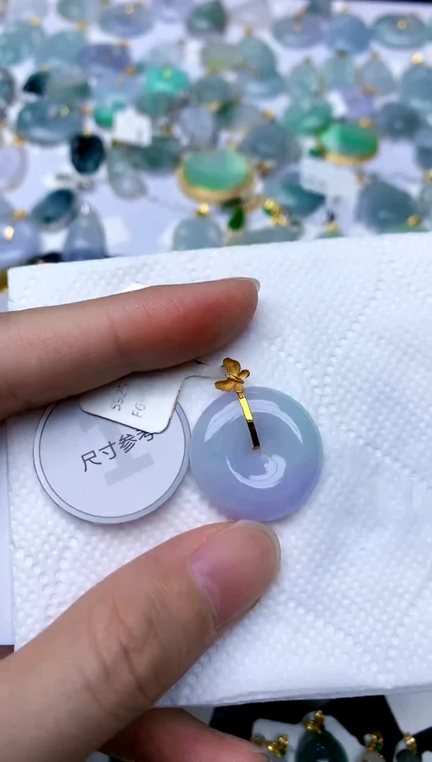 颈饰18K金镶嵌翡翠天然A货翡翠