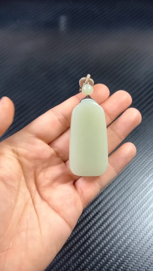 吊坠(赠链)未镶嵌和田玉且末微色差迪克兰一细
