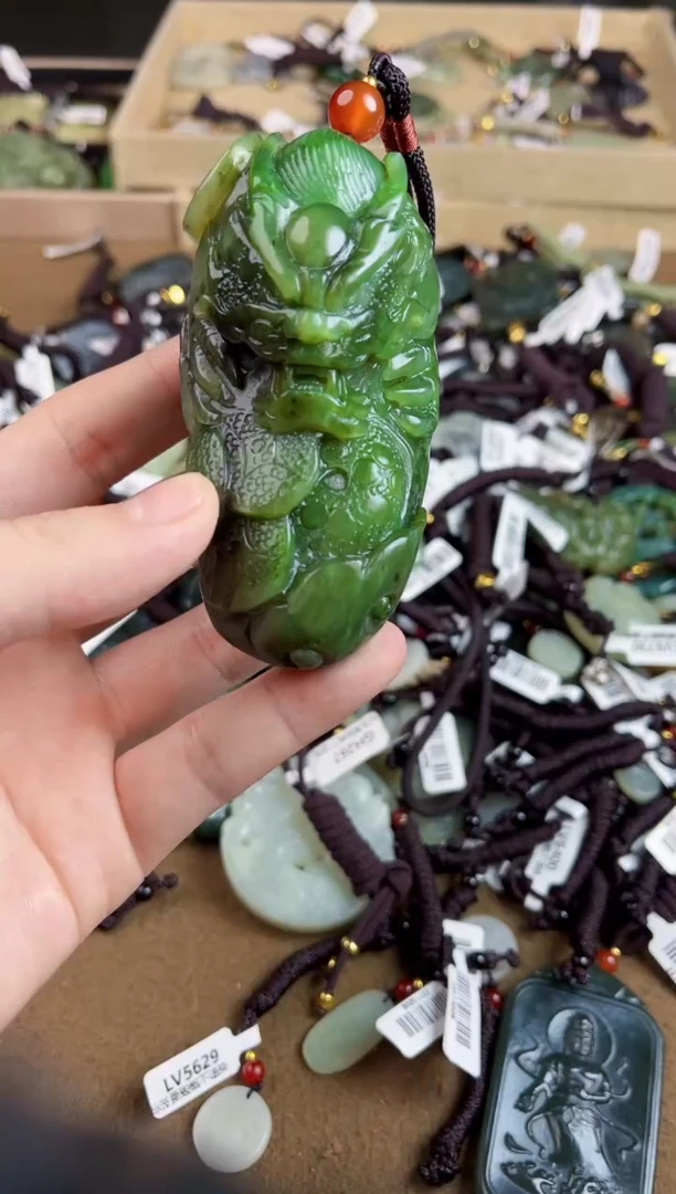 颈饰未镶嵌和田玉1