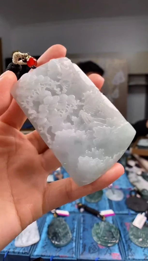 颈饰未镶嵌翡翠   多样性发其一