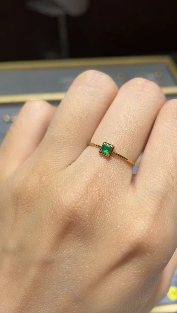 18K金镶嵌戒指祖母绿戒指