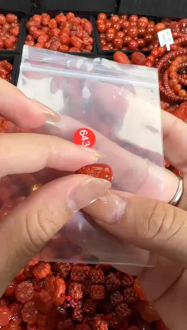 南红玛瑙未镶嵌颈饰1
