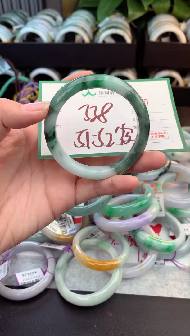 未镶嵌定制翡翠毛货需精细抛光+多人