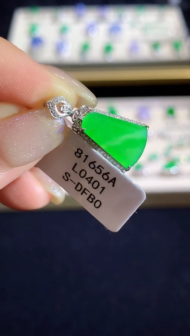 翡翠18K金镶嵌吊坠(不含链)L0401多样性发其一