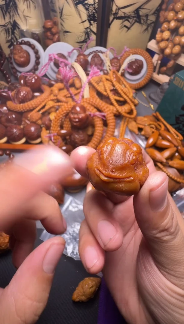 手串橄榄核金蝉一个
