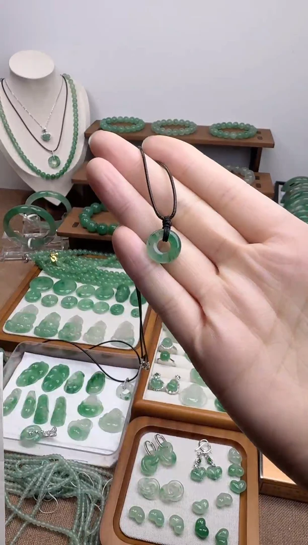 吊坠(不含链)未镶嵌石英质玉单**手天然非洲翠甜甜圈 福利款