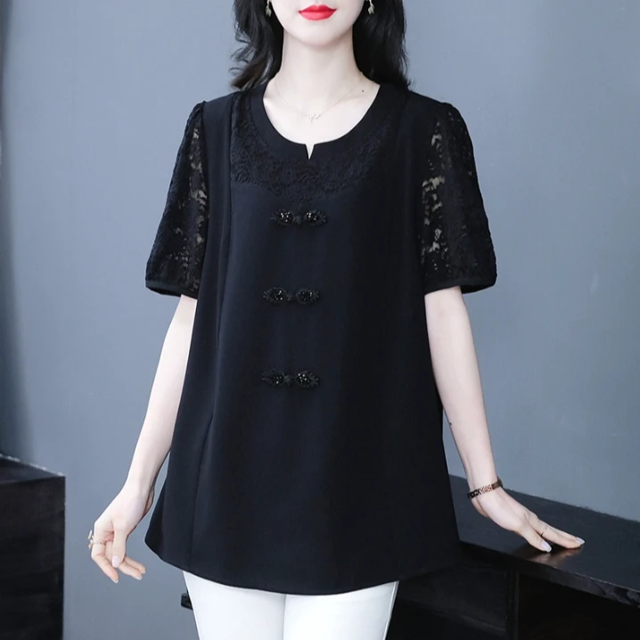大码女装宽松显瘦新中式国风盘扣镂空花边黑色短袖上衣240255