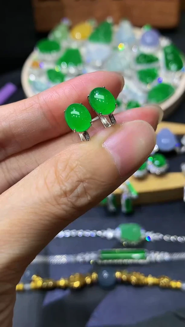 18K金镶嵌翡翠耳饰团购