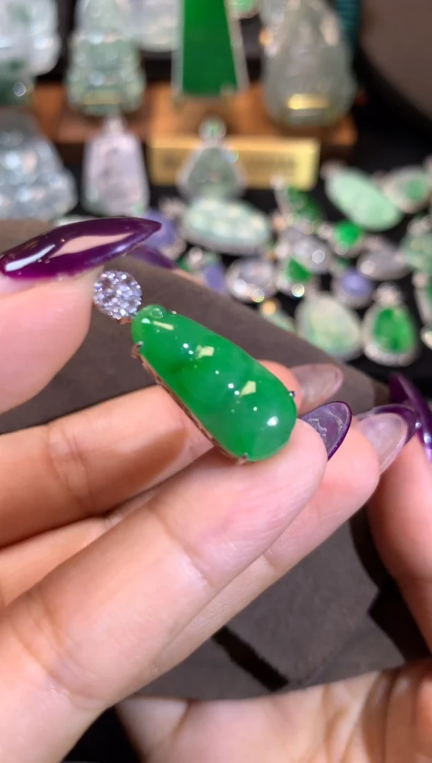 颈饰18K金镶嵌翡翠翡翠豆子（福利好价）