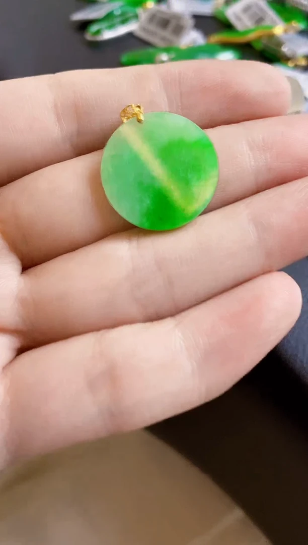 翡翠18K金镶嵌颈饰圆牌
