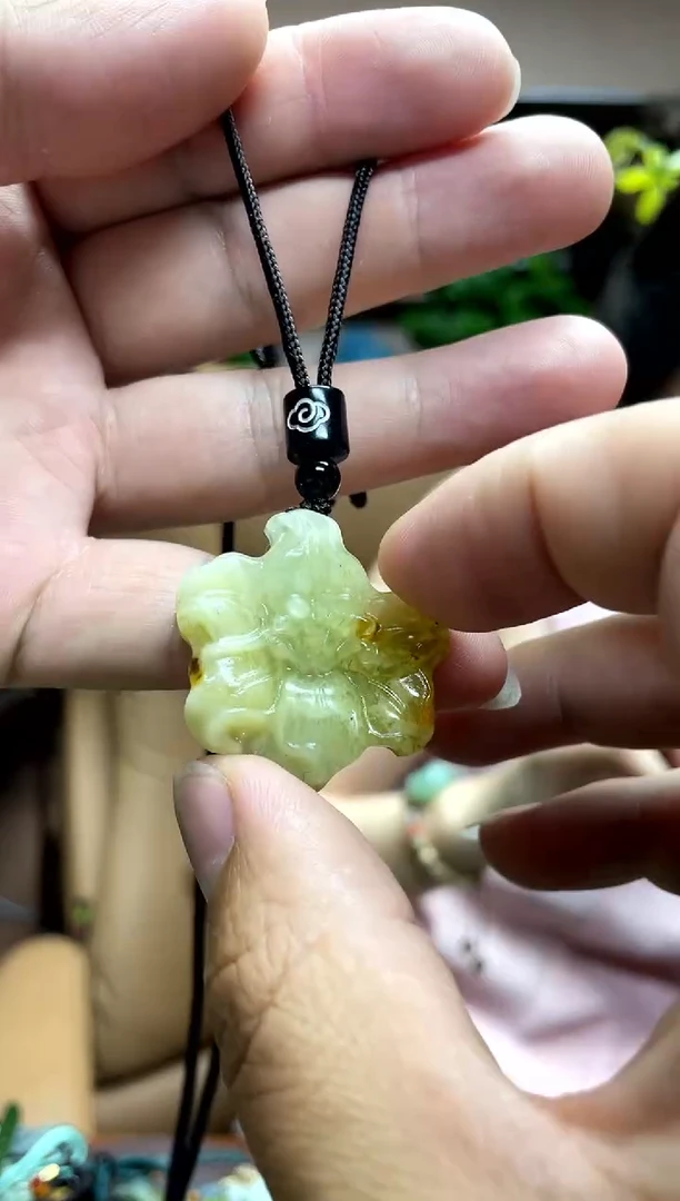 岫玉未镶嵌吊坠·