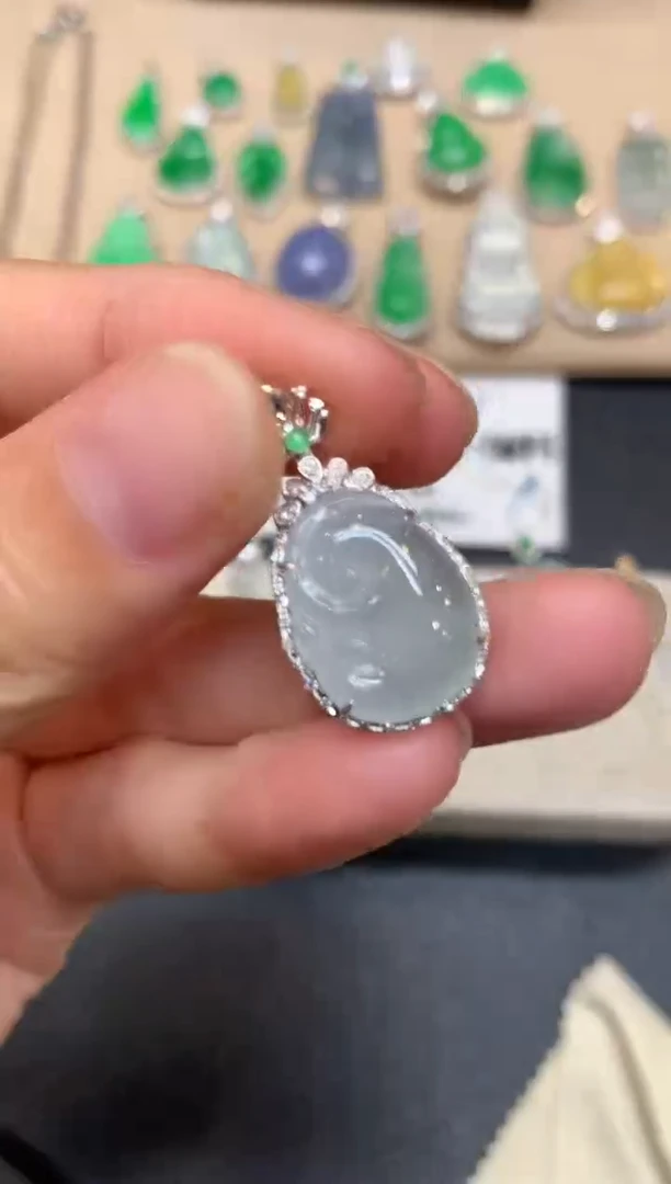 颈饰18K金镶嵌翡翠如意【无服务费