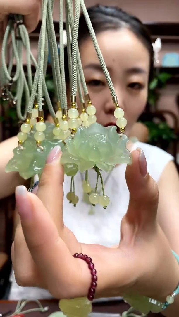 岫玉未镶嵌吊坠多样性发货发其中之一