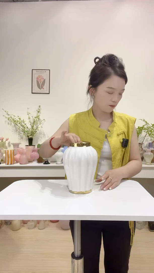 金边陶瓷小陶瓷花瓶