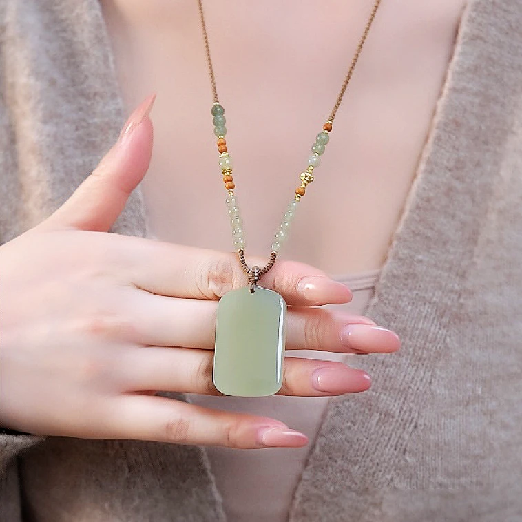 新疆和田玉无事牌女款白色时尚百搭女士精美坠链镶嵌精雕女王玉坠