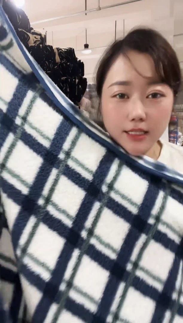 混纺主播手上展示的产品