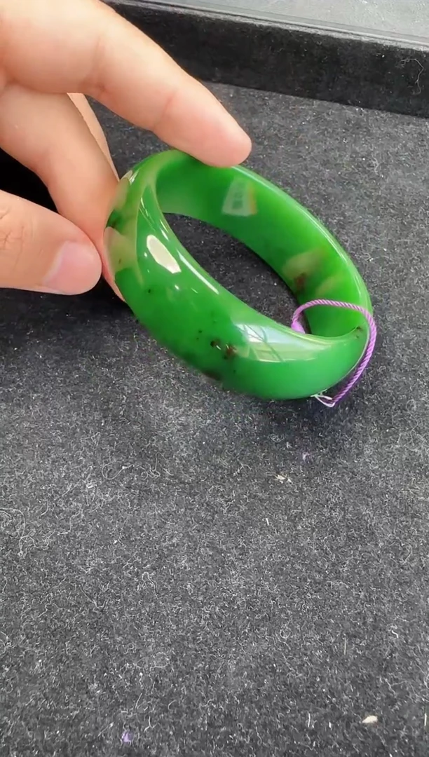 未镶嵌手镯和田玉白加绿红皮59圈口