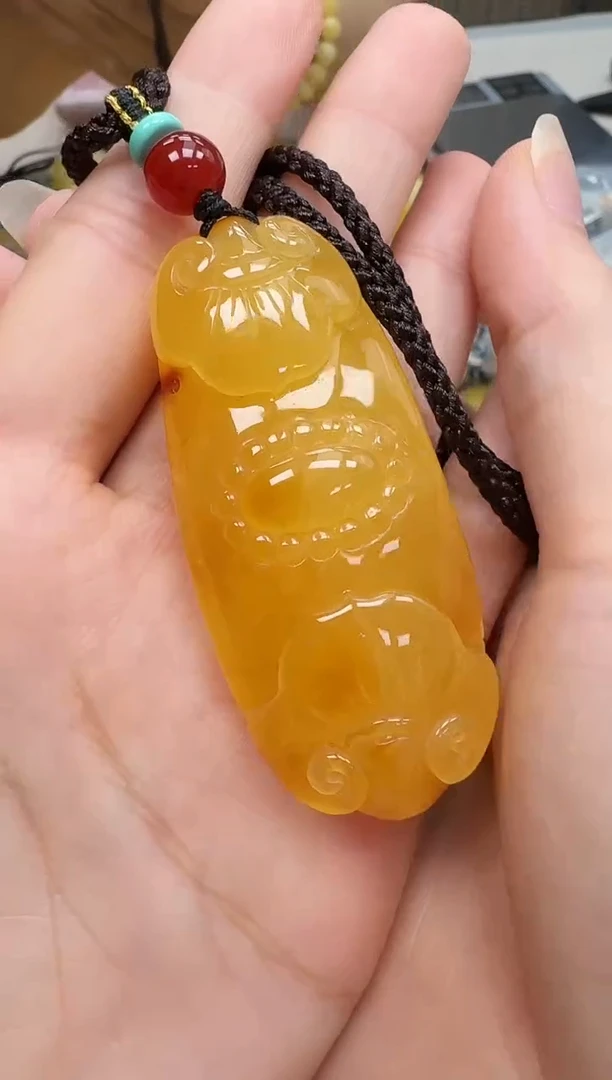 未镶嵌琥珀裸石如图