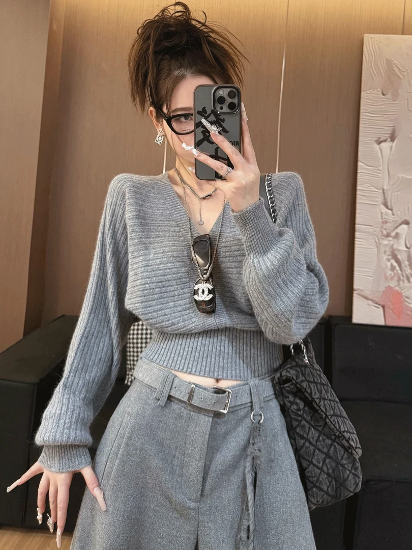 巨好看的秋季穿搭v领针织衫女2025新款韩系独特漂亮短款打底上衣