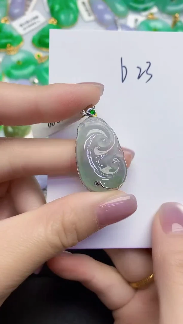 颈饰18K金镶嵌翡翠缅甸天然翡翠A货