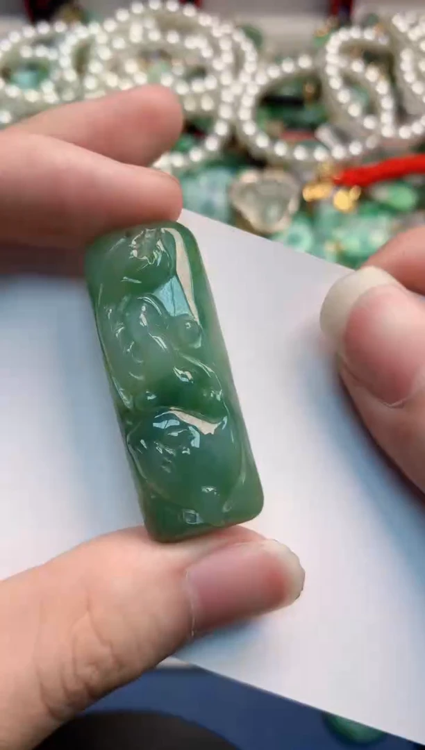 翡翠未镶嵌颈饰            1