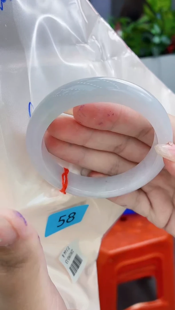 翡翠手镯未镶嵌翡翠手镯