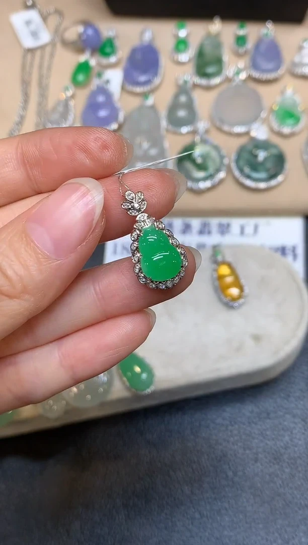 颈饰18K金镶嵌翡翠葫芦【无服务费