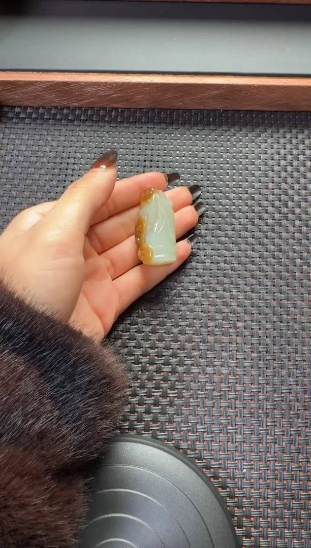 吊坠(赠链)未镶嵌和田玉且末金山糖白吊坠