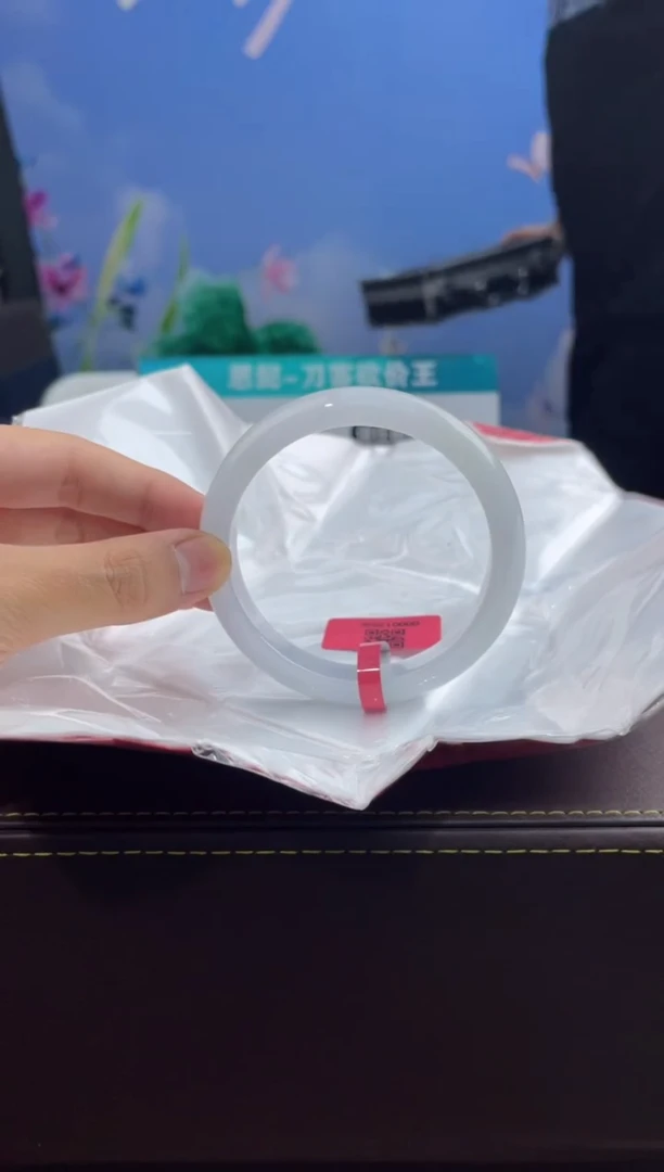 翡翠手镯未镶嵌10翡翠手镯(微瑕)