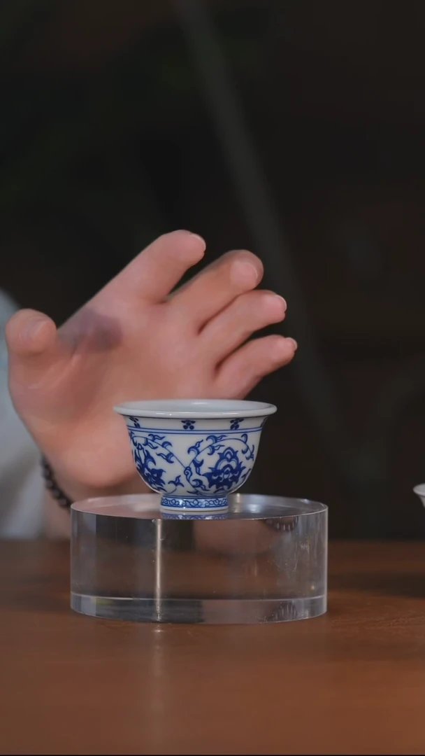 青花缠枝莲小压手杯