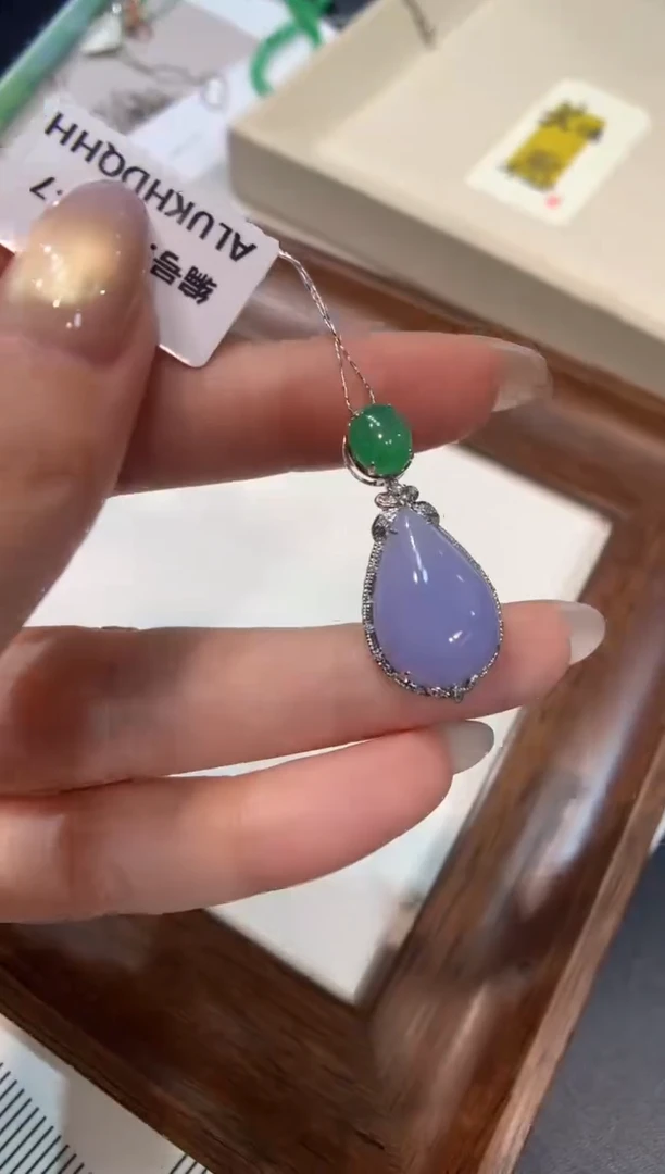 颈饰18K金镶嵌翡翠水滴