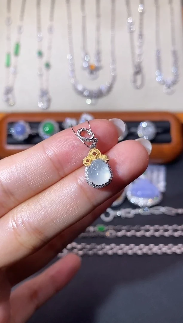 翡翠18K金镶嵌颈饰吊坠