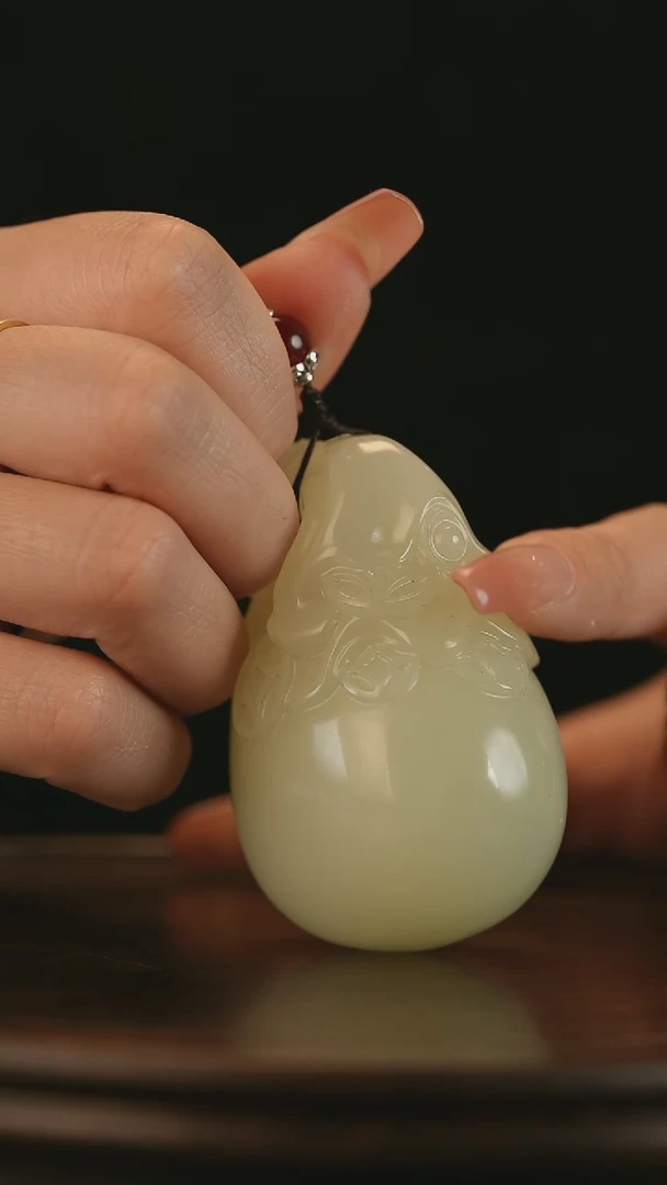 云南石竹叶青雕刻：小福袋