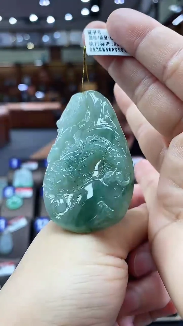 翡翠未镶嵌颈饰龙牌