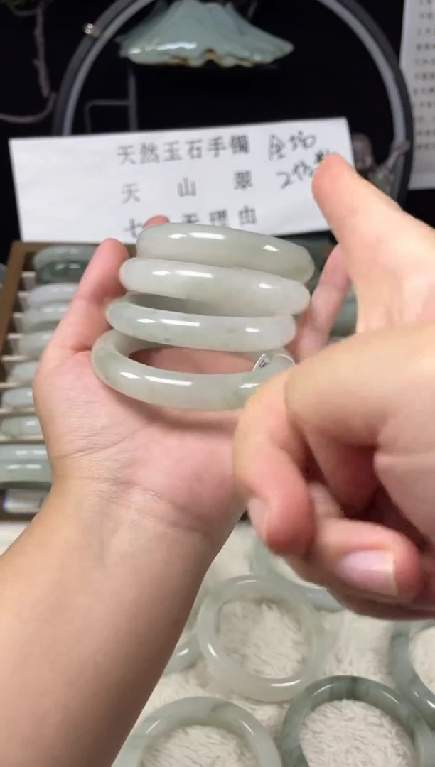 未镶嵌手镯石英质玉（天山翠）959