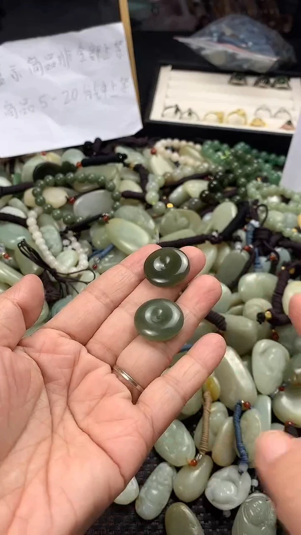 颈饰未镶嵌和田玉（多样性发一件）没有证书有瑕