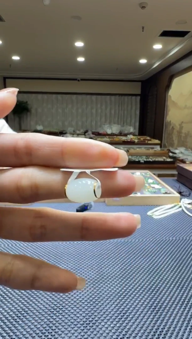 颈饰18K金镶嵌和田玉挂件