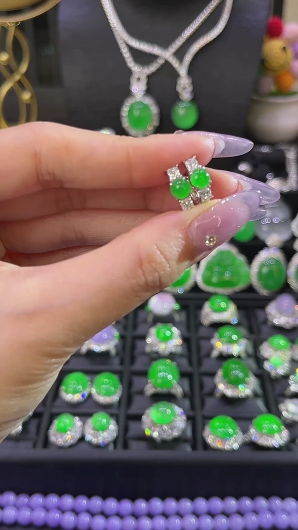 18K金镶嵌翡翠耳饰耳扣