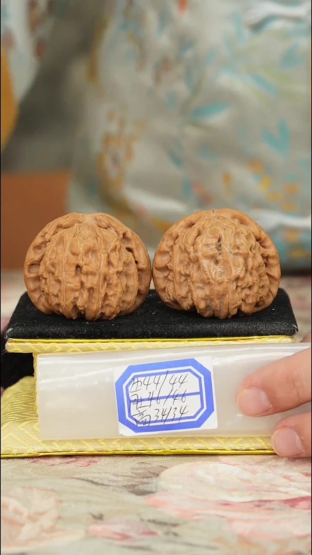 【闪购商品】文玩核桃把件白狮子