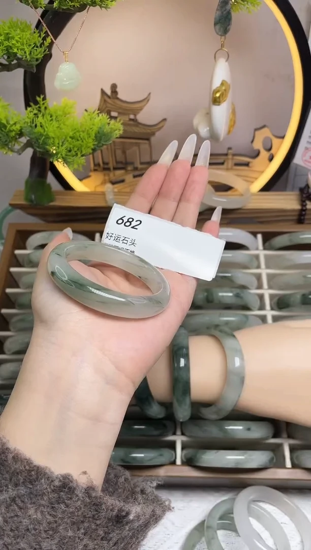 未镶嵌手镯石英质玉682