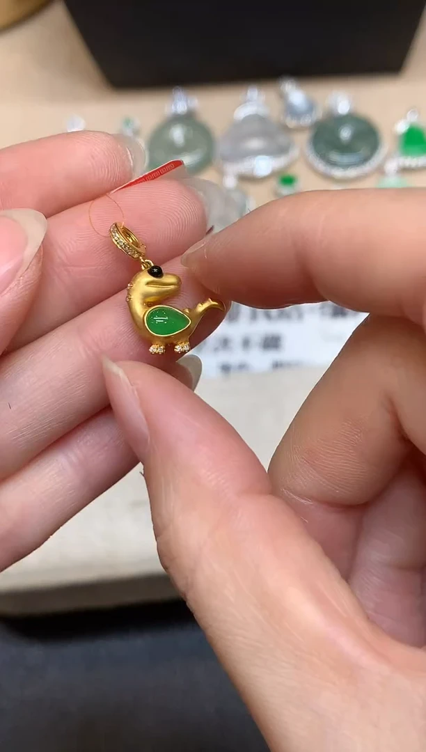 颈饰18K金镶嵌翡翠【无服务费