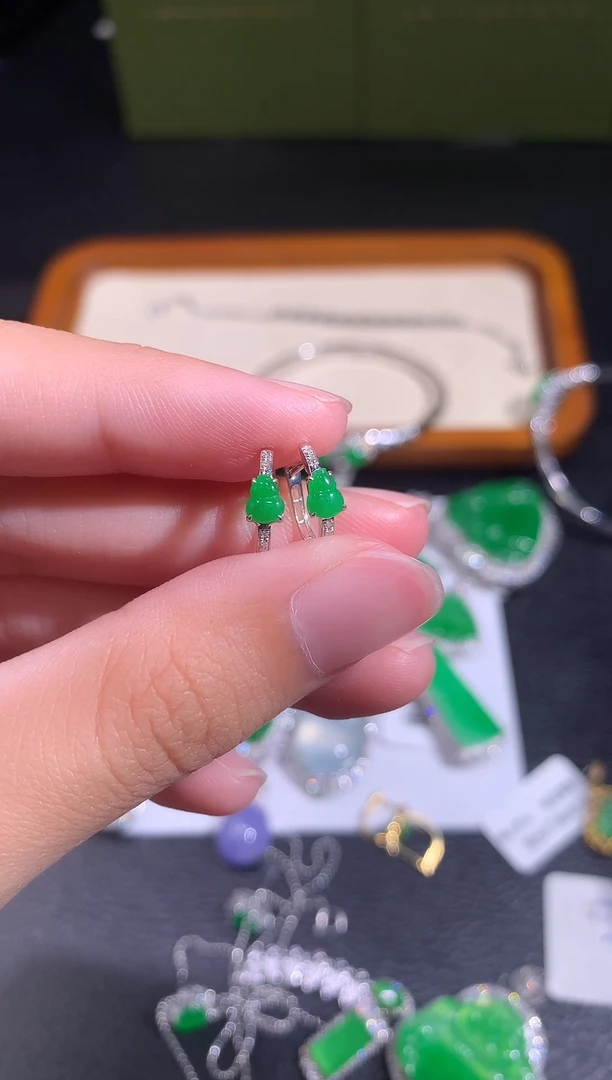 颈饰未镶嵌翡翠戒指